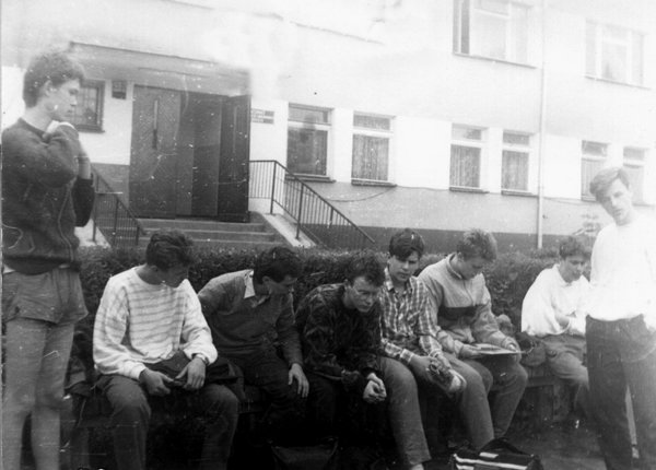 1982ok-przy internacie.jpg